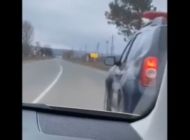 VIDEO 18+ // Un șofer penalizat după ce s-a filmat manifestând un comportament huliganic în preajma unui echipaj MAI